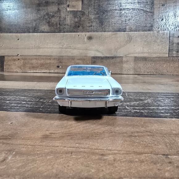 1964 Ford Mustang Convertible 1:24 Scale Diecast Car - Picture 2 of 9